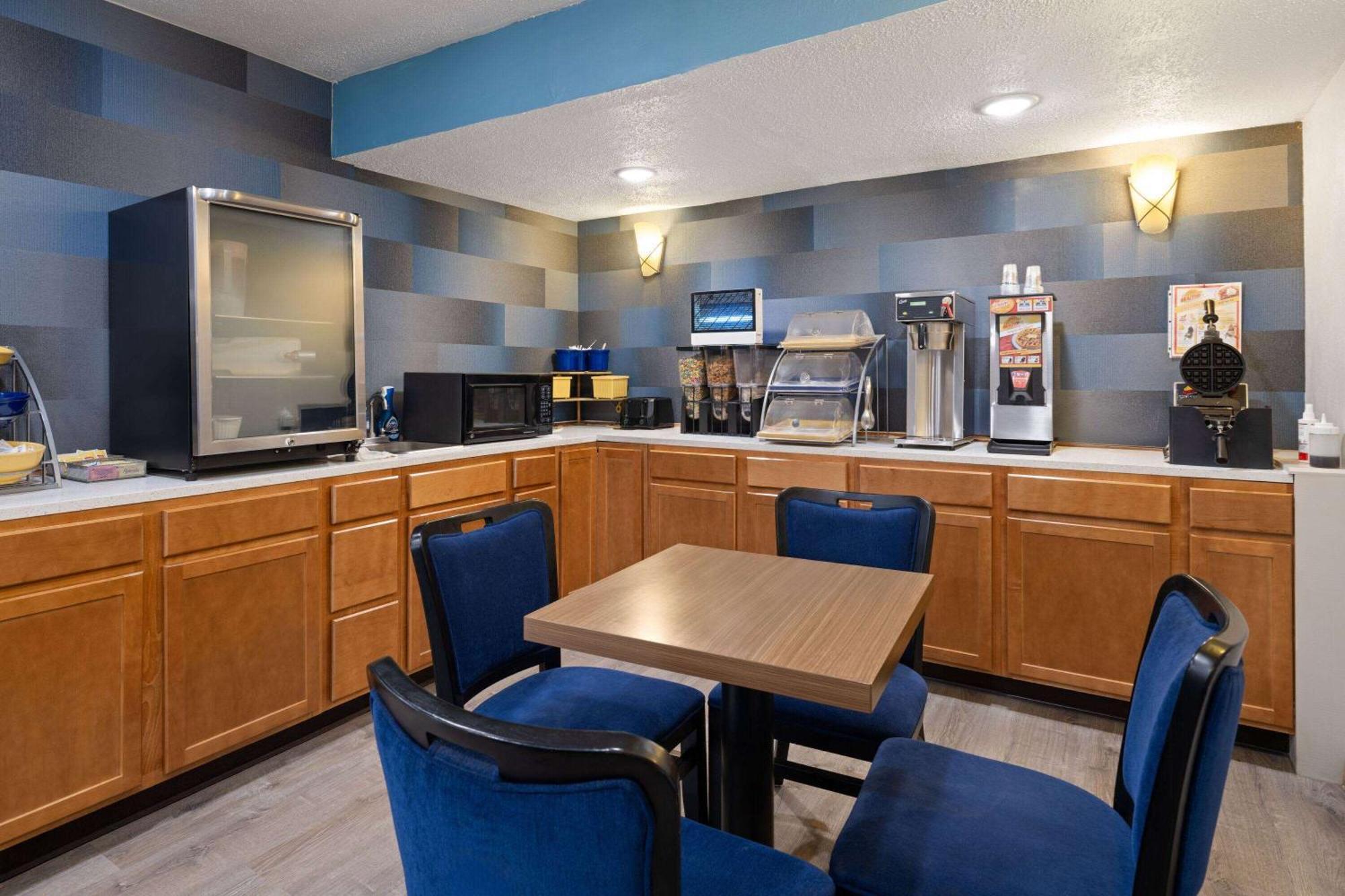 Days Inn & Suites By Wyndham Кокомо Екстер'єр фото